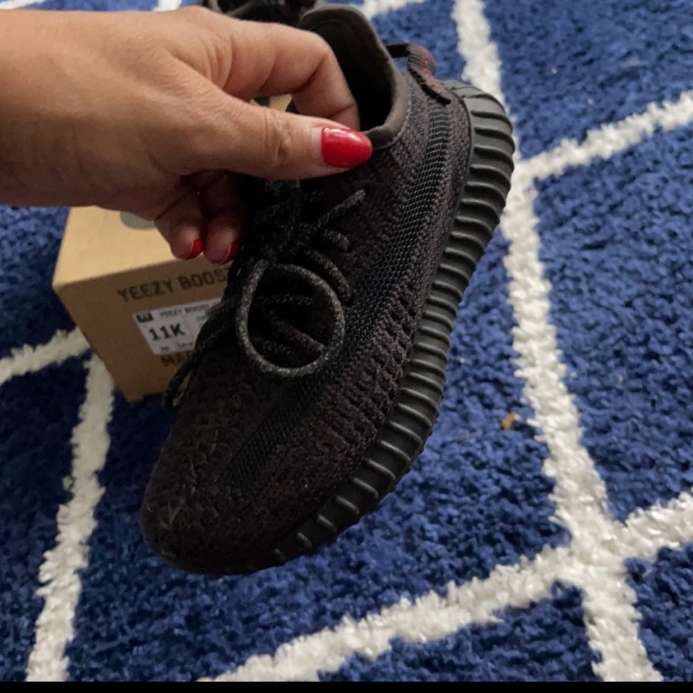 Black Yeezy good condition